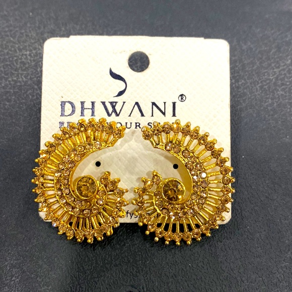 Brand new Studs in golden color - Picture 1 of 1